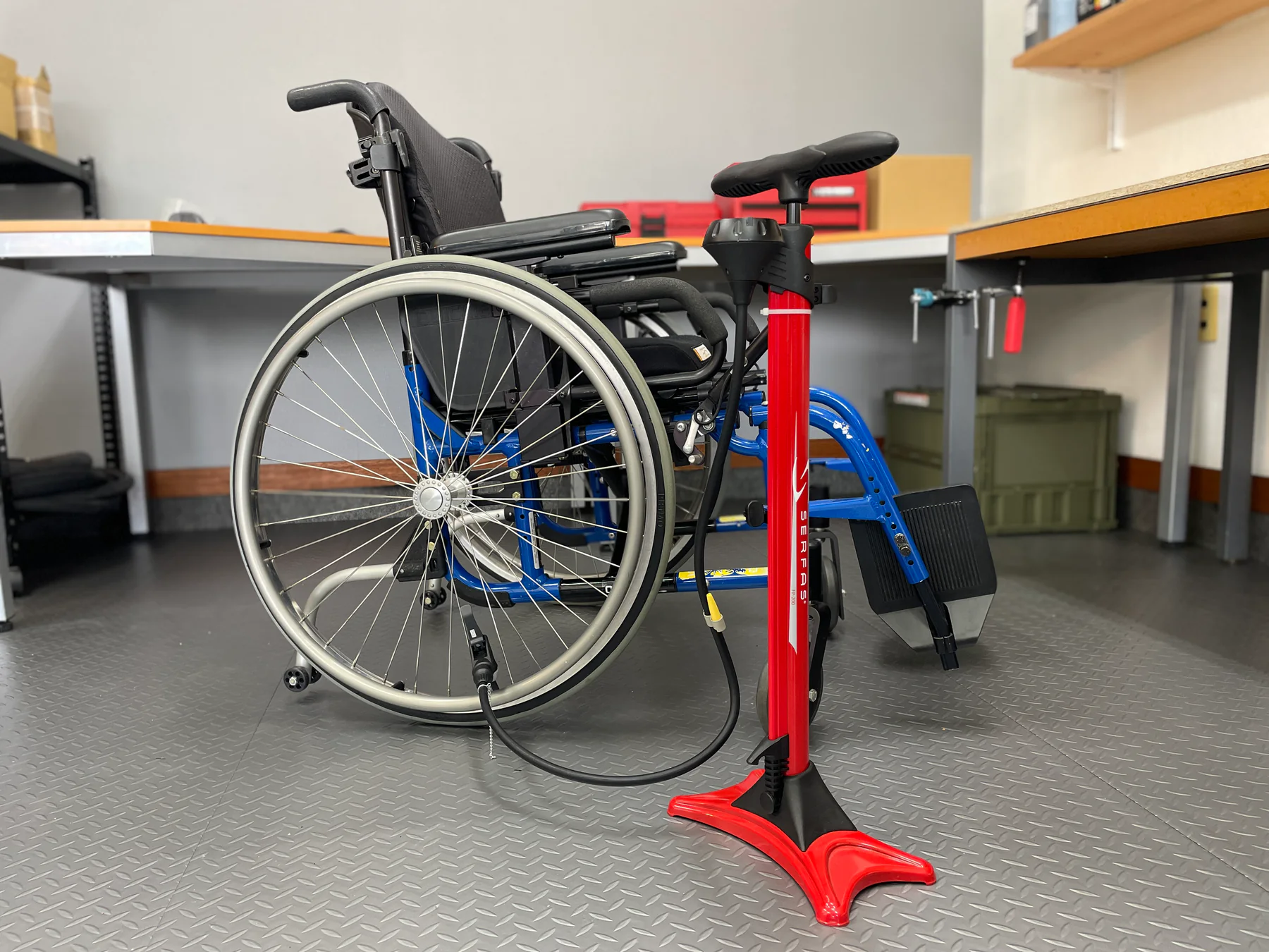OHDENの整備工房にある車いすと空気入れ