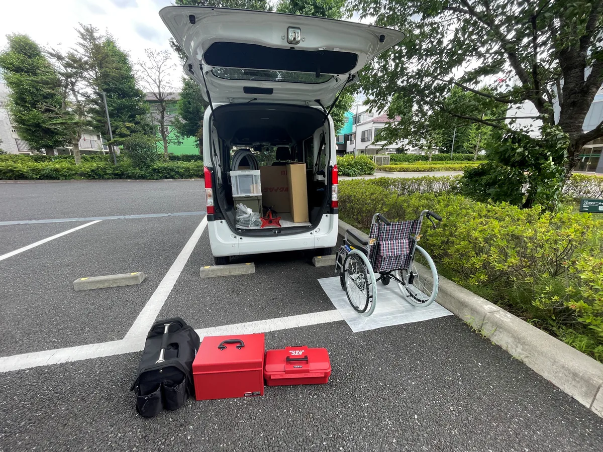 出張修理に使用する車両と車いす
