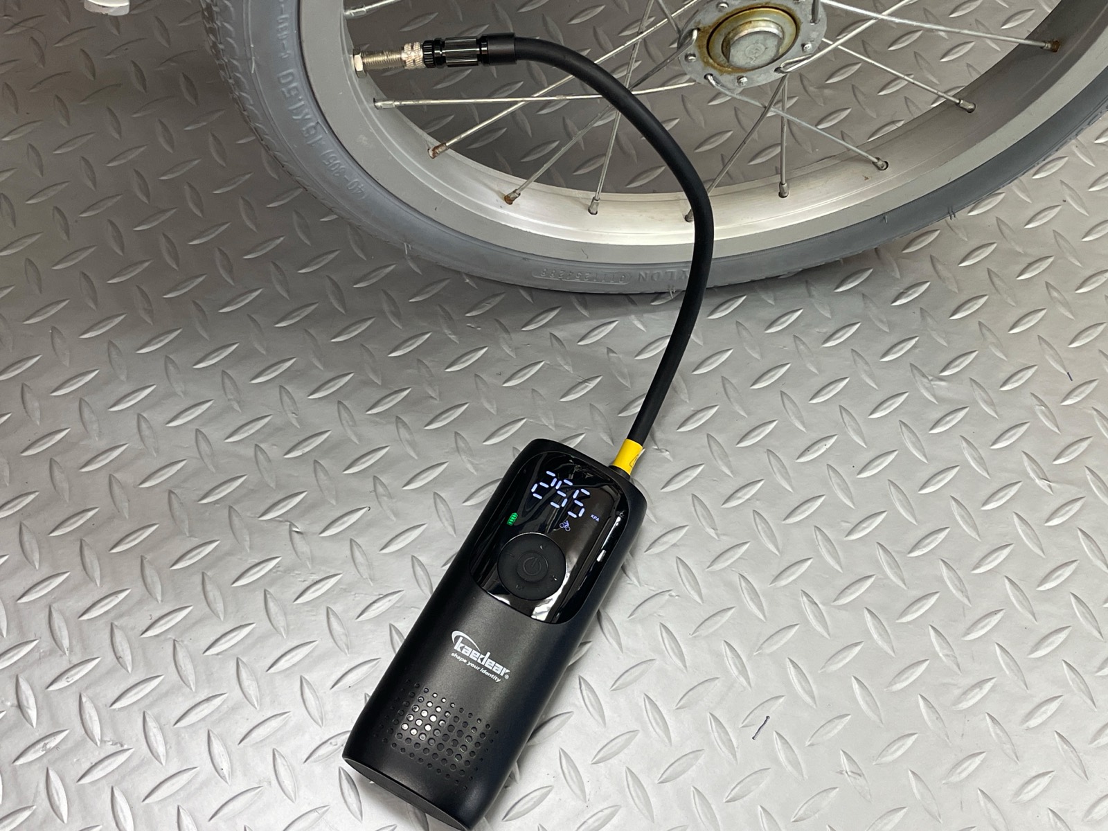 空気圧計で車いすのタイヤを点検する様子