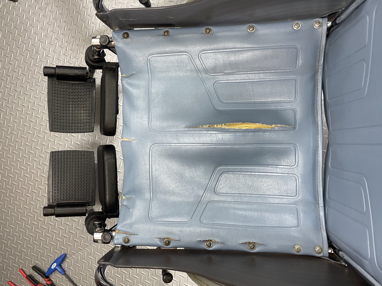 破れた車いす座シートの修理前